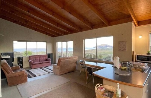 Taiharuru House | Escape to Eagles Rest: Nature-Infused Oceanfront Retreat