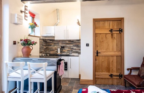 Grafton Regis Cottage | Charming Eakley Stables 1 - Ideal Countryside Escape