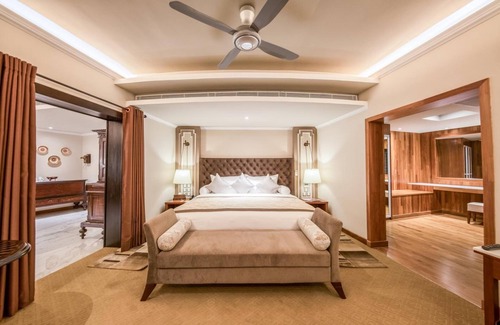 Anniwatta Hotel | Elegant Earl's Regent Kandy: Pool, Dining & Family-Friendly