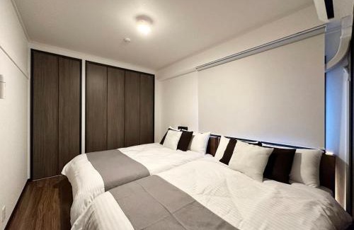 Hiroshima City Centre Apartment | Convenient Earls Court Apartment for 14 in Quiet Location