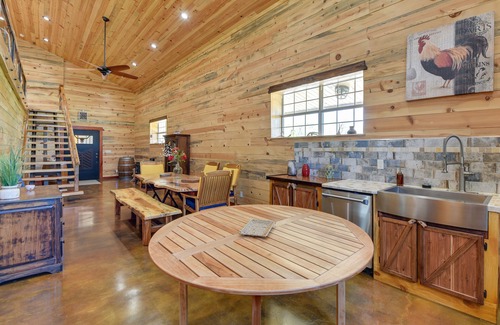 Early Cabin | Cozy Cabin Retreat with Deck near Lake Brownwood