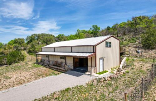 Early House | Idyllic Cabin Retreat with Deck Near Lake Brownwood