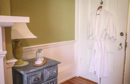 Rocky Mount Bed & Breakfast | Pet-Friendly Retreat at Early Inn with Breakfast Included
