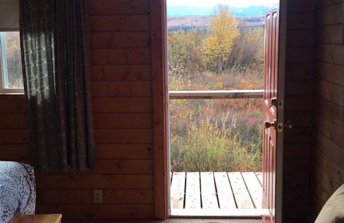 Healy Cabin | Discover Earthsong Lodge: Queen Suite with Breakfast Included