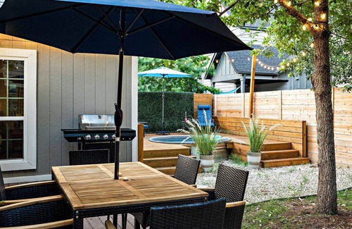 Chestnut House | East ATX Bungalow 3 Bedroom 2 Bathroom Cowboy Pool, Fire Pit and Grill