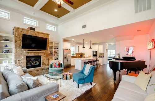 Holly House | Elegantly Designed Home with Private Pool Near Downtown