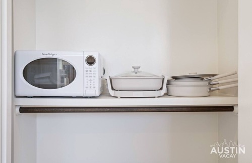 MLK Apartment | East ATX Studio w Kitchenette & Shared Deck, Walk to UT, Museums, Lady Bird Lake