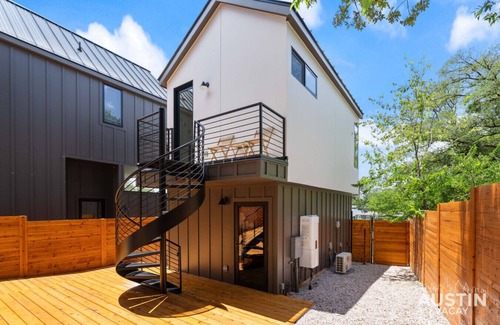 MLK Apartment | East ATX Studio w Kitchenette & Shared Deck, Walk to UT, Museums, Lady Bird Lake