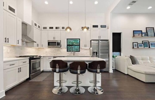 Chestnut House | Modern 4 BR Retreat in East Austin | The Allen Awaits