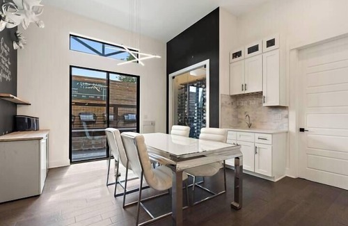 Chestnut House | Modern 4 BR Retreat in East Austin | The Allen Awaits