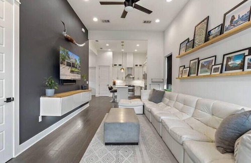 Chestnut House | Modern 4 BR Retreat in East Austin | The Allen Awaits