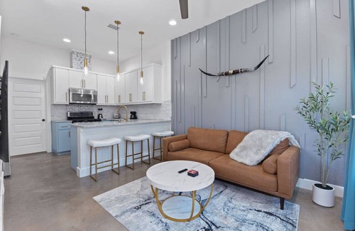East Cesar Chavez House | East Austin Gem | Hot tub | Perfect Location