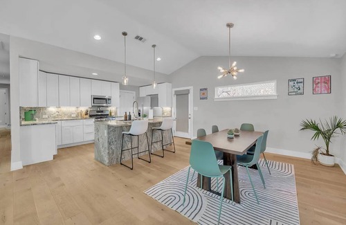 East MLK House | East Austin Getaway | 4BR | BBQ | Pool | DT | ACL