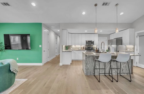 East MLK House | East Austin Getaway | 4BR | BBQ | Pool | DT | ACL