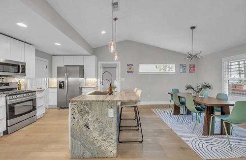 East MLK House | East Austin Getaway | 4BR | BBQ | Pool | DT | ACL