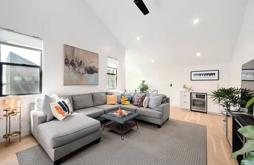 Chestnut House | Discover the East Austin Haven: Family & Pet Friendly Retreat