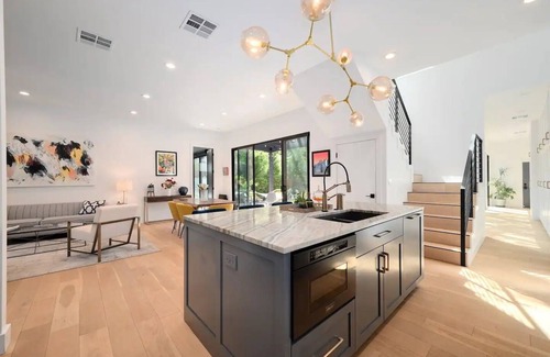 Chestnut House | Discover the East Austin Haven: Family & Pet Friendly Retreat