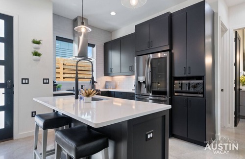 East MLK House | East Austin hideaway w fenced yard, parking near Lady Bird Lake & Trail Access!