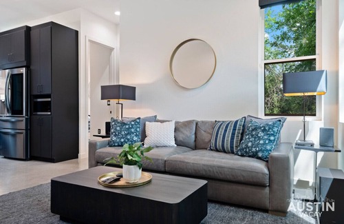 East MLK House | East Austin hideaway w fenced yard, parking near Lady Bird Lake & Trail Access!