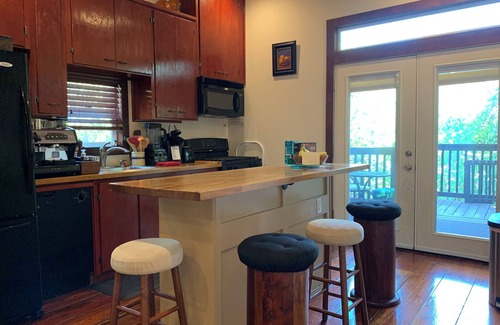 Blackshear-Prospect Hill House | East Austin HOUSE near downtown - Prime Walkability - 1 king bed, 2 queen beds