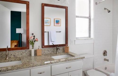 East MLK House | East Austin Retreat: Ideal for Long Stays with Wi-Fi
