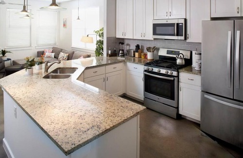 East MLK House | East Austin Retreat: Ideal for Long Stays with Wi-Fi