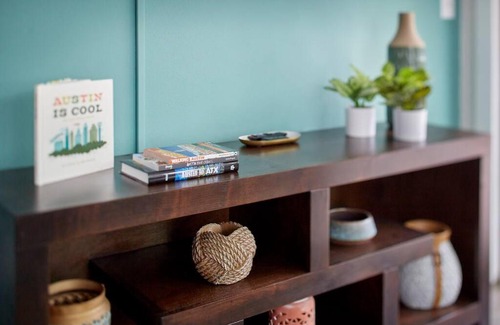 East MLK House | East Austin Retreat: Ideal for Long Stays with Wi-Fi