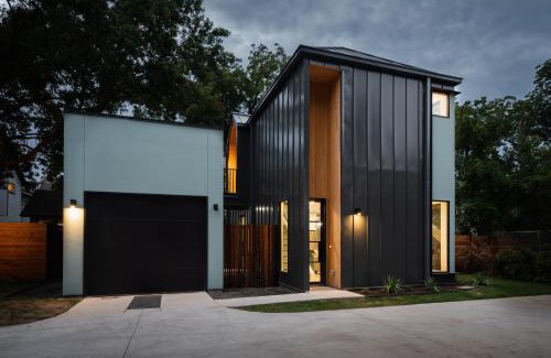 Govalle House | Modern Bungalow in East Austin: Pet-Friendly Retreat