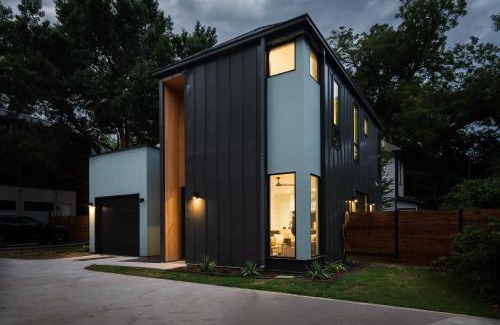 Govalle House | Modern Bungalow in East Austin: Pet-Friendly Retreat
