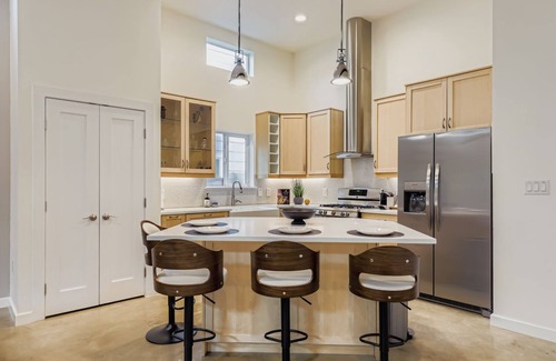 Blackshear-Prospect Hill House | East Austin Modern | Rooftop Deck | Walk to Bars