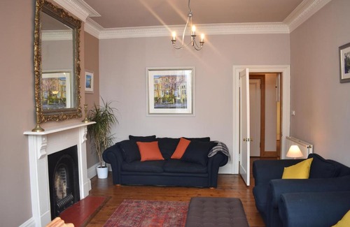 Bonnington Apartment | East Claremont: Charming 2BR Apartment in Central Edinburgh