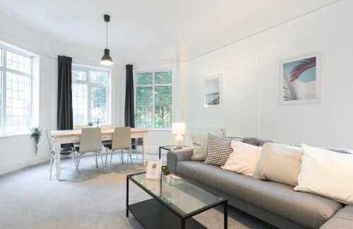 Boscombe Apartment | Discover East Cliff Manor: Family-Friendly with Dining Options