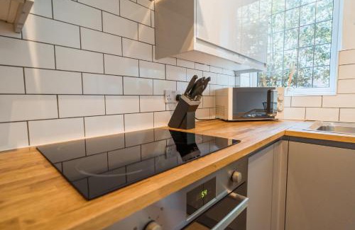 Boscombe Apartment | Discover East Cliff Manor: Family-Friendly with Dining Options