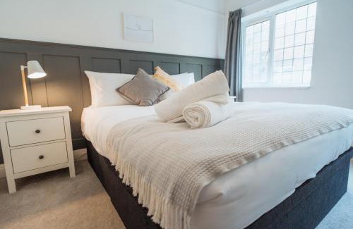 Boscombe Apartment | Discover East Cliff Manor: Family-Friendly with Dining Options