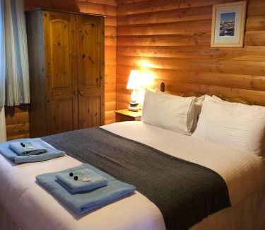Boscundle House | East Crinnis Log Cabin: 4-Star Retreat for Families & Pets