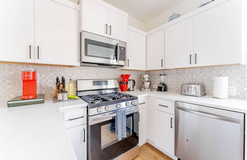 Blackshear-Prospect Hill Apartment | East Downtown 3BR Condo: Family-Friendly & Fast Wifi