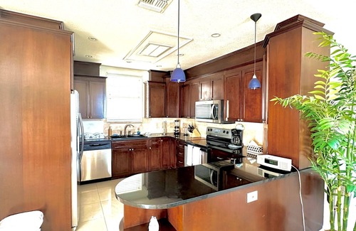 East End Villa | East End Paradise Villas 4Bd3.5B-Private Beach-On the Water-w/Sea Level Studio