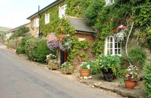 Abbotsbury Bed & Breakfast | Cozy East Farm House B&B - Guest Rated 8.5/10