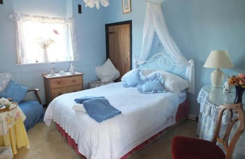 Abbotsbury Bed & Breakfast | Cozy East Farm House B&B - Guest Rated 8.5/10