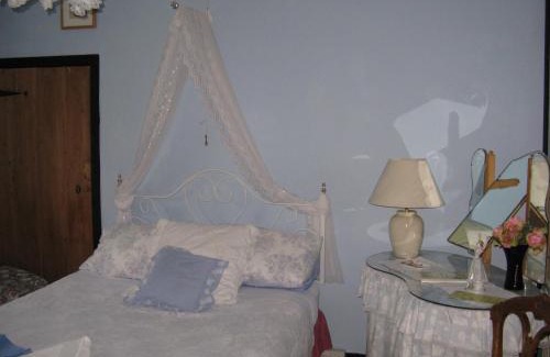 Abbotsbury Bed & Breakfast | Cozy East Farm House B&B - Guest Rated 8.5/10
