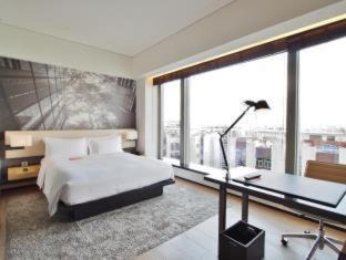 Quarry Bay Hotel | Discover EAST Hong Kong: 5-Star Comfort with Pool Access
