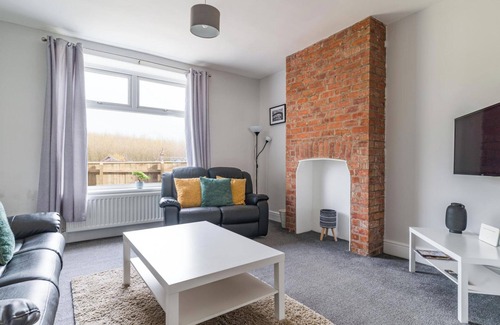 Choppington House | Inviting East House: Family-Friendly Stay with Breakfast