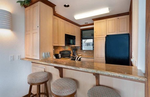 Lihue Condo | Ocean View Retreat with Kitchen & Pool - Kaha Lani 321