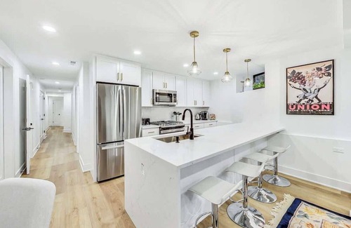 Park West Apartment | Renovated East Lincoln Park Gem with Spa & Hot Tub