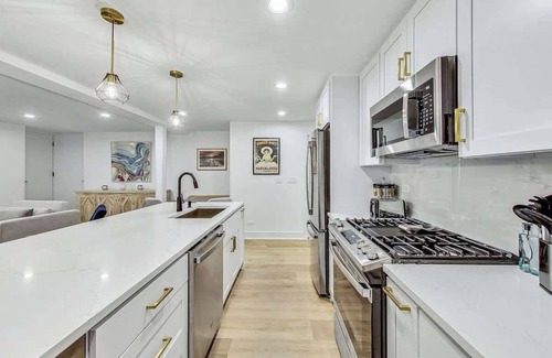 Park West Apartment | Renovated East Lincoln Park Gem with Spa & Hot Tub