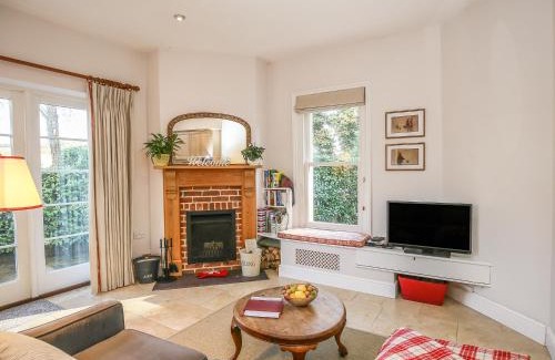 New Forest District House | Pet-Friendly East Lodge: A Premier 5-Star Experience