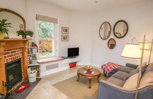 New Forest District House | Pet-Friendly East Lodge: A Premier 5-Star Experience
