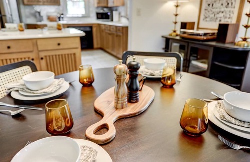 Mount Joy House | Ideal East Main Lounge: 5 Min to Spooky Nook Sports