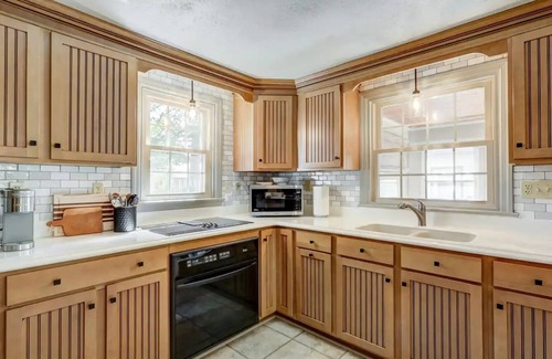 Mount Joy House | Ideal East Main Lounge: 5 Min to Spooky Nook Sports