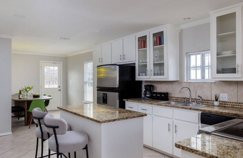 McKinley Heights House | Cozy East Side Retreat with King Bed Near UT Campus
